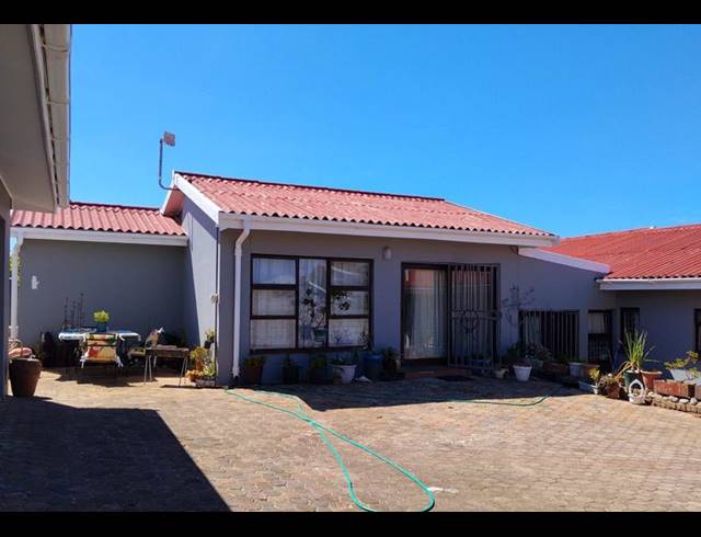 4 BEDROOM HOUSE FOR SALE IN DANA BAY